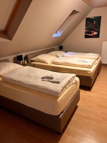 4 twin beds