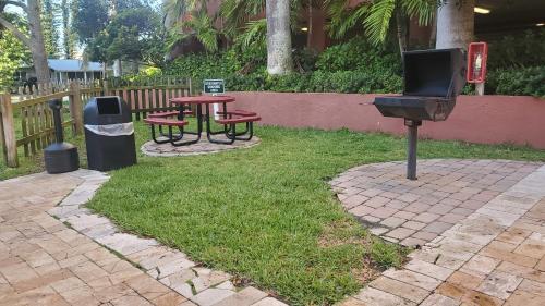 Beachfront Studio Suite - Private Beach Access - Perfect for Couples in Pompano Beach, USA