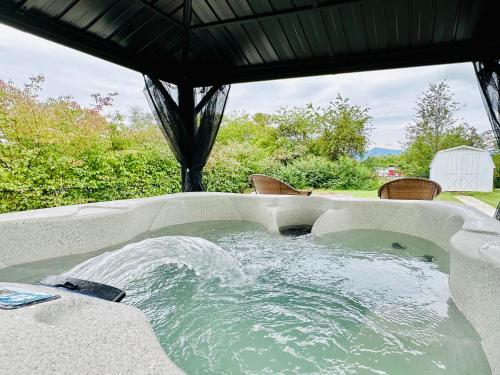 All Seasons Cottage - Game Room - Firepit By Zen Living Short Term Rental in Luray