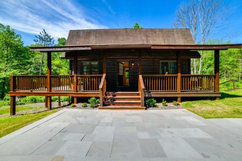 Creekside Cabin in Bainbridge w/ Wraparound Deck!