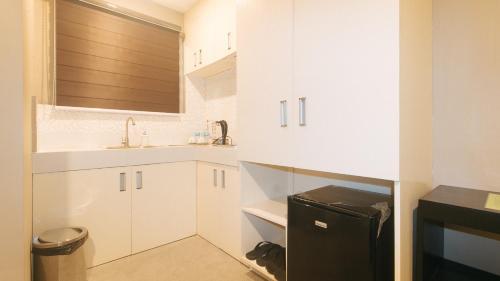 Kitchen, RedDoorz Plus Seventy Five Inn Near Manila Airport in Parañaque