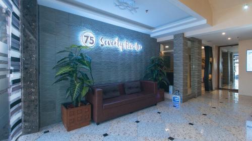 Lobby, RedDoorz Plus Seventy Five Inn Near Manila Airport in Parañaque