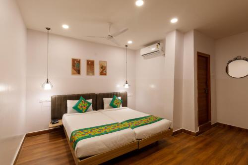 Deluxe Room with King Bed image 10