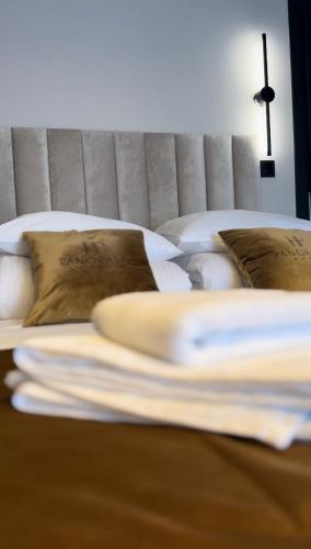 2 twin beds