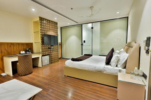 Clay Inn Hotels, Paschim Vihar