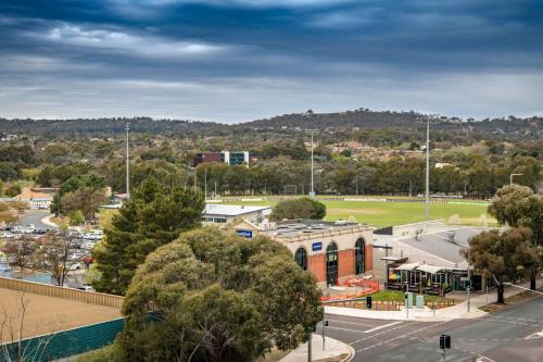 Elegant 2BR Stay with Gym, Cinema & Pool in ACT