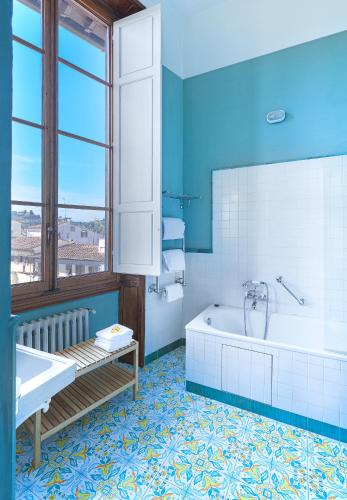 Deluxe Room image 10