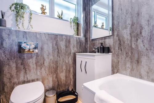 Perfect for Contractors Long Stays and Close amenities - image 4