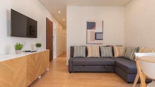 Homely 2BDR Apartment with Terrace by LovelyStay, Lisbon