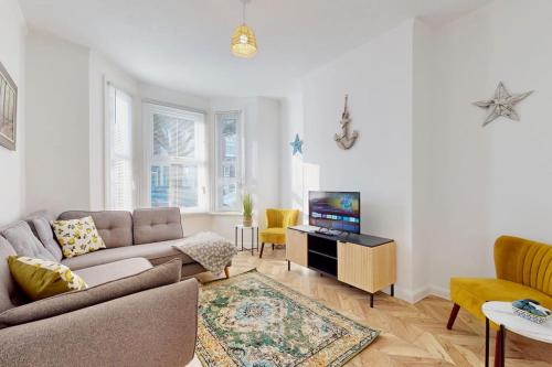 Bright & Spacious 4 Bed Victorian Home by Blue Buzzard Property – khách sạn tại East Folkestone