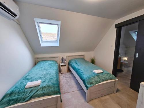 2 twin beds
