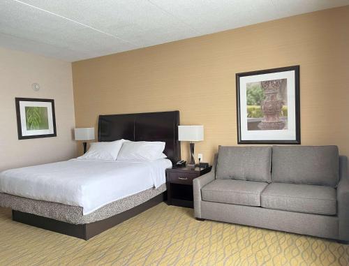 1 king bed, 1 sofa bed