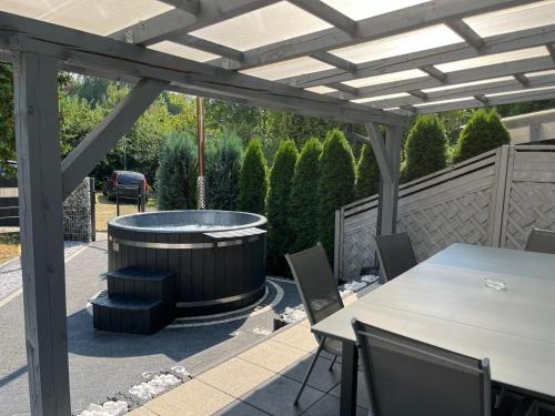 Baliowy Żar nad jeziorem w Międzybrodziu Baliowy Żar nad jeziorem w Międzybrodziu