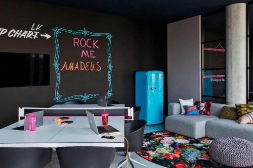MOXY Vienna Airport - image 9