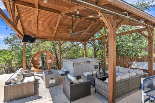 Canyon Lake Home with Private Pool, Hot Tub & Sauna! home in Canyon Lake, USA