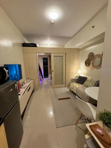 Cozy 1BR Netflix & Alexa w Balcony Free Pool, Manila (photo 10)