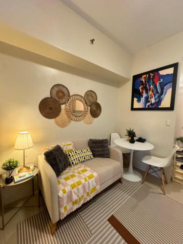 Cozy 1BR Netflix & Alexa w Balcony Free Pool, Manila (photo 8)