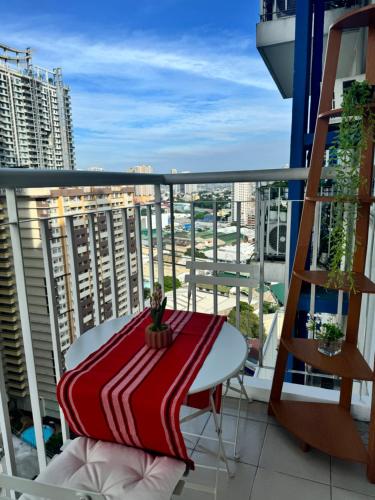 Cozy 1BR Netflix & Alexa w Balcony Free Pool, Manila (photo 7)