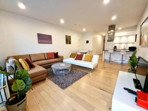Deluxe Two-Bedroom Apartment with Balcony - Laugavegur 85