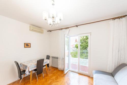 One-Bedroom Apartment image 6