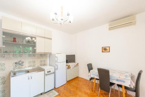 One-Bedroom Apartment image 5