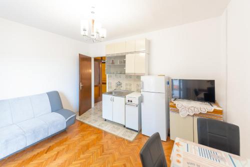 One-Bedroom Apartment image 3