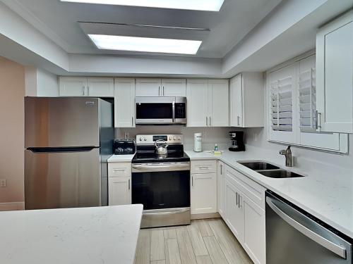 Estero Island Beach Villas 204 Sleeps 8 2 Bedrooms Gulf Front Heated Pool - image 2