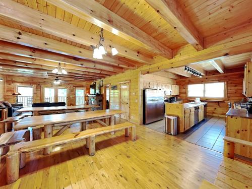 Moonlight Lodge 8 Bedrooms Hot Tub Wi-Fi Pool Sleeps 40 - image 42