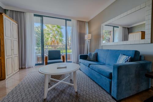 2 twin beds, 1 sofa bed