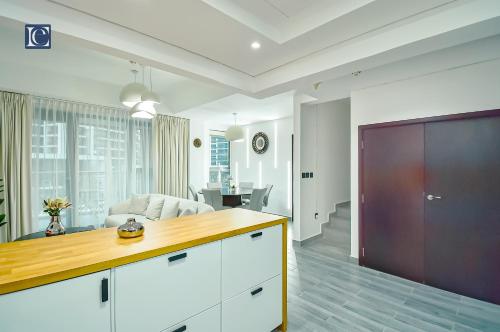 Elegant 3BR Apt with 4 Balconies in 29 Blvd - image 11