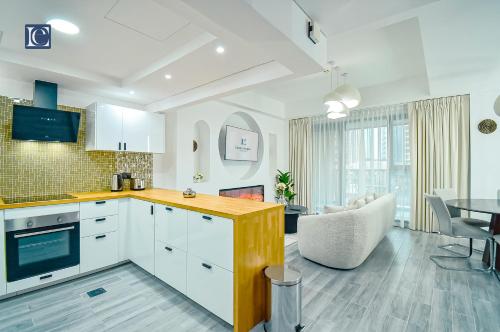 Elegant 3BR Apt with 4 Balconies in 29 Blvd - image 13