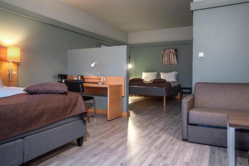 2 queen beds, 1 sofa bed