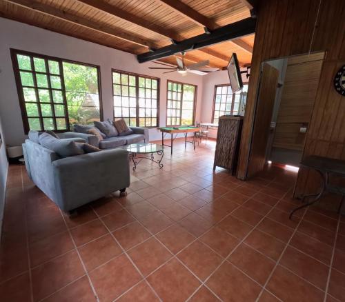 Lounge/area TV in comune, Isla Hermosa Guesthouse in Vieques
