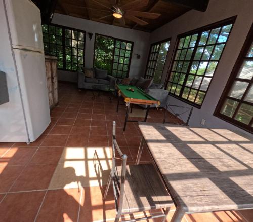 Lounge/area TV in comune, Isla Hermosa Guesthouse in Vieques