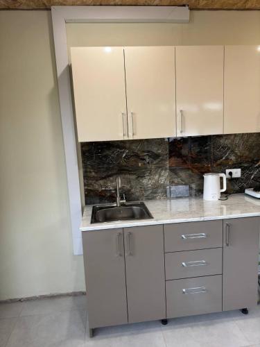 Instalações, Madoyans Rest House in Antarut