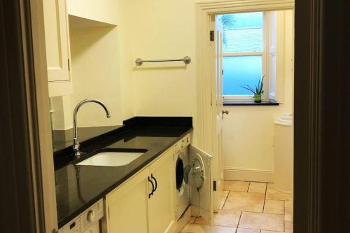 Period country house set within equestrian centre in 阿殊福德