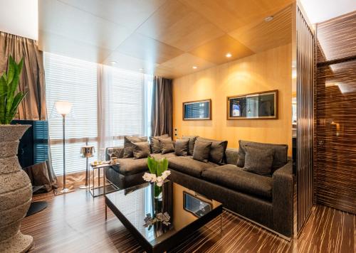 Romeo hotel - image 12