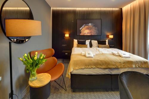 OAK Rooms