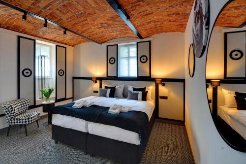 OAK Rooms