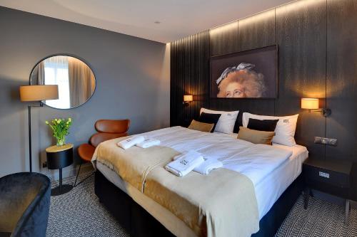 OAK Rooms