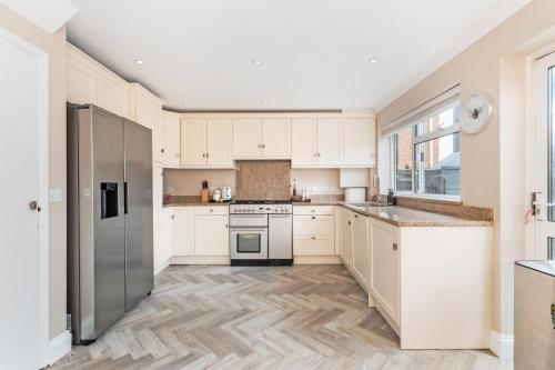 Picture of Guildford - 4 Bedroom House - Private Parking