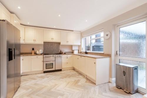 Picture of Guildford - 4 Bedroom House - Private Parking