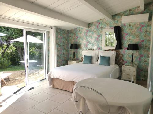 Chambre Bed and Breakfast dans la Villa Cypra in Trois Moulins