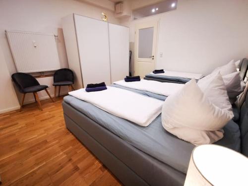 INVAL by ROCKCHAIR Apartments l SUPERHOST Status l 2 Bedrooms Boxspringbeds 2 Bathrooms in City Center Mitte - Cozy Maisonette Family & Business Flair welcomes you!, Berlin (Foto 5)