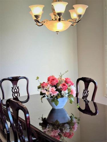 416A Massive home in a great community in Palmdale, USA