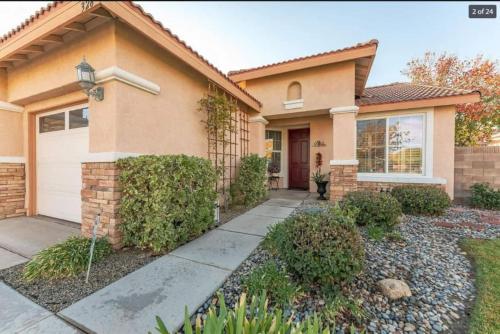 416A Massive home in a great community in Palmdale, USA