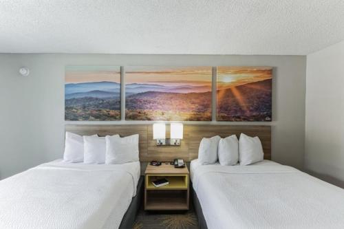 371F Days 2 connected rooms in Roanoke, USA