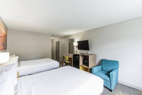 371F Days 2 connected rooms in Roanoke, USA