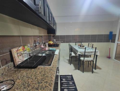 Luxury 2BR près Airport with Balcony, free Wi-fi and AC