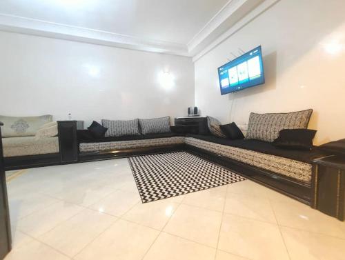 Luxury 2BR près Airport with Balcony, free Wi-fi and AC
